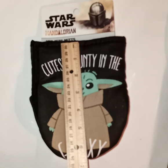 DISNEY'S STAR WARS BABY YODA MINI OVEN MITTS - Picture 6 of 7